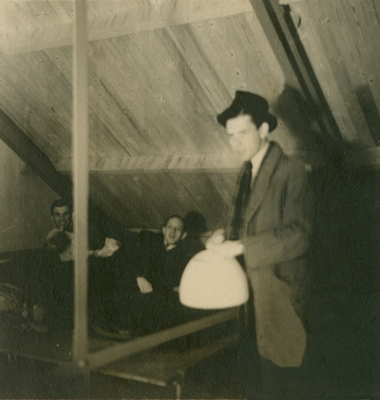 onderduikers in de gangen bij de centrale verwarming 1944