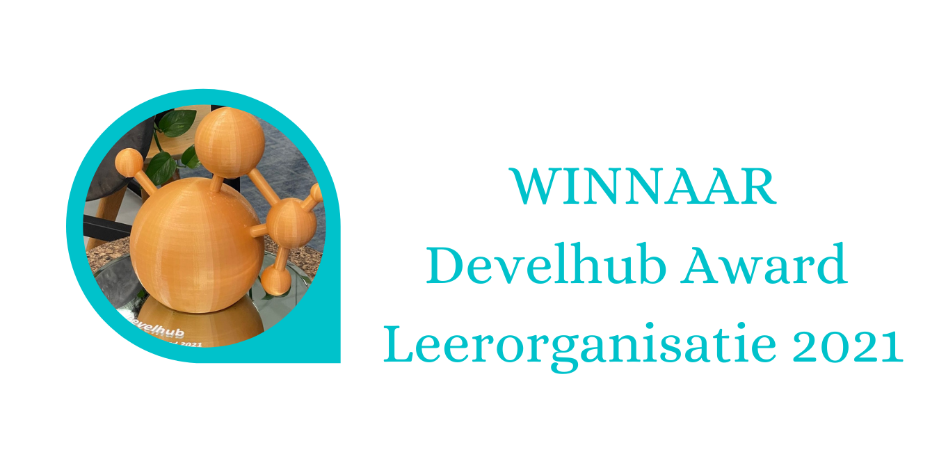 Logo met daarin houten juichend poppetje met daarnaast de tekst: Winnaar Develhub Award Leerorganisatie 2021