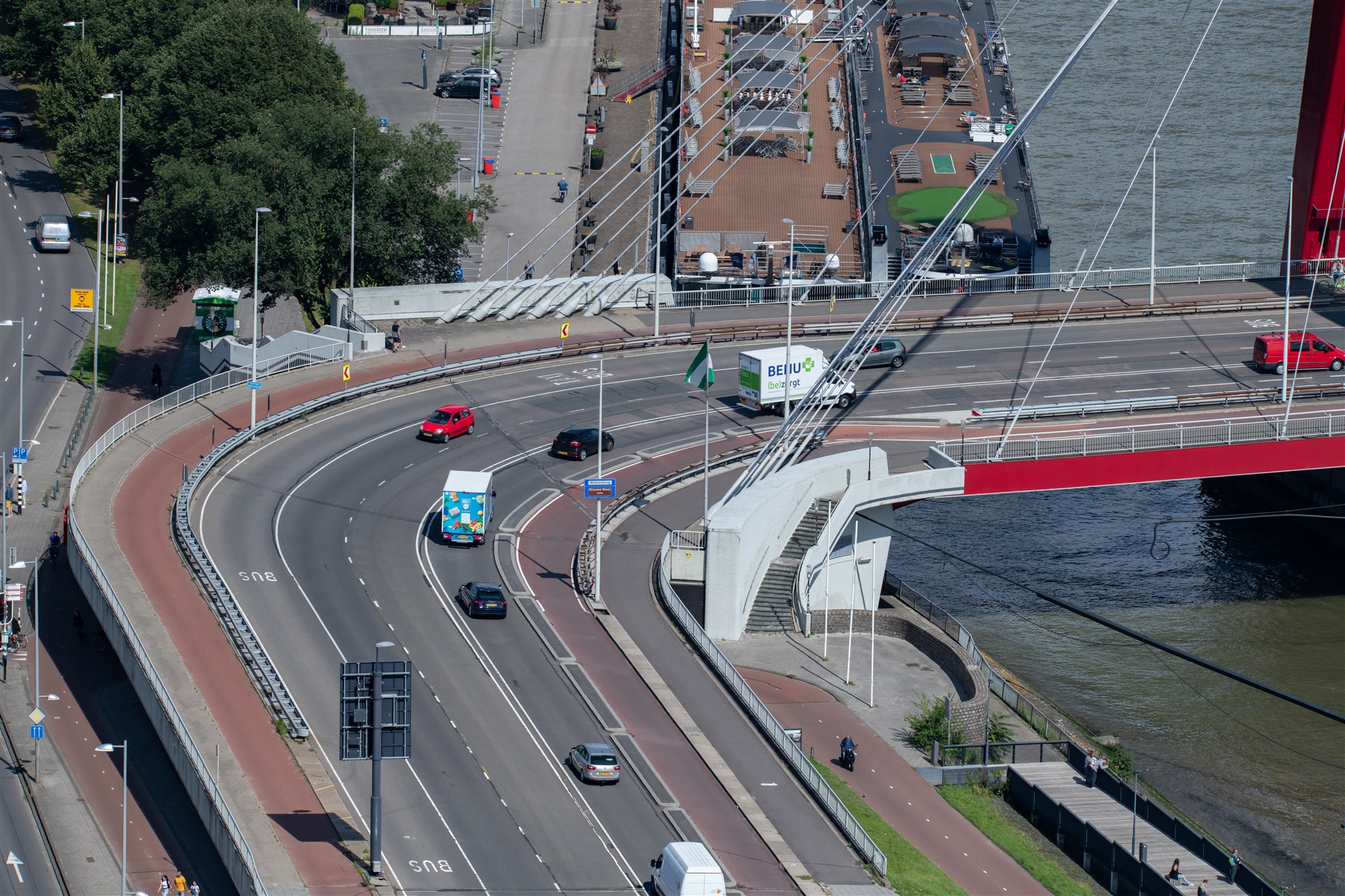 Verkeer in Rotterdam gezien vanaf de Red Apple