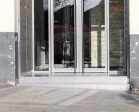 Voorbeelden van treden voor een voordeur van een pand