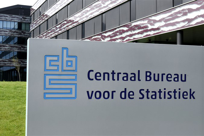  De Heerlense vestiging van CBS, met op de voorgrond een bord met het CBS-logo en de tekst &quot;Centraal Bureau voor de Statistiek&quot;.