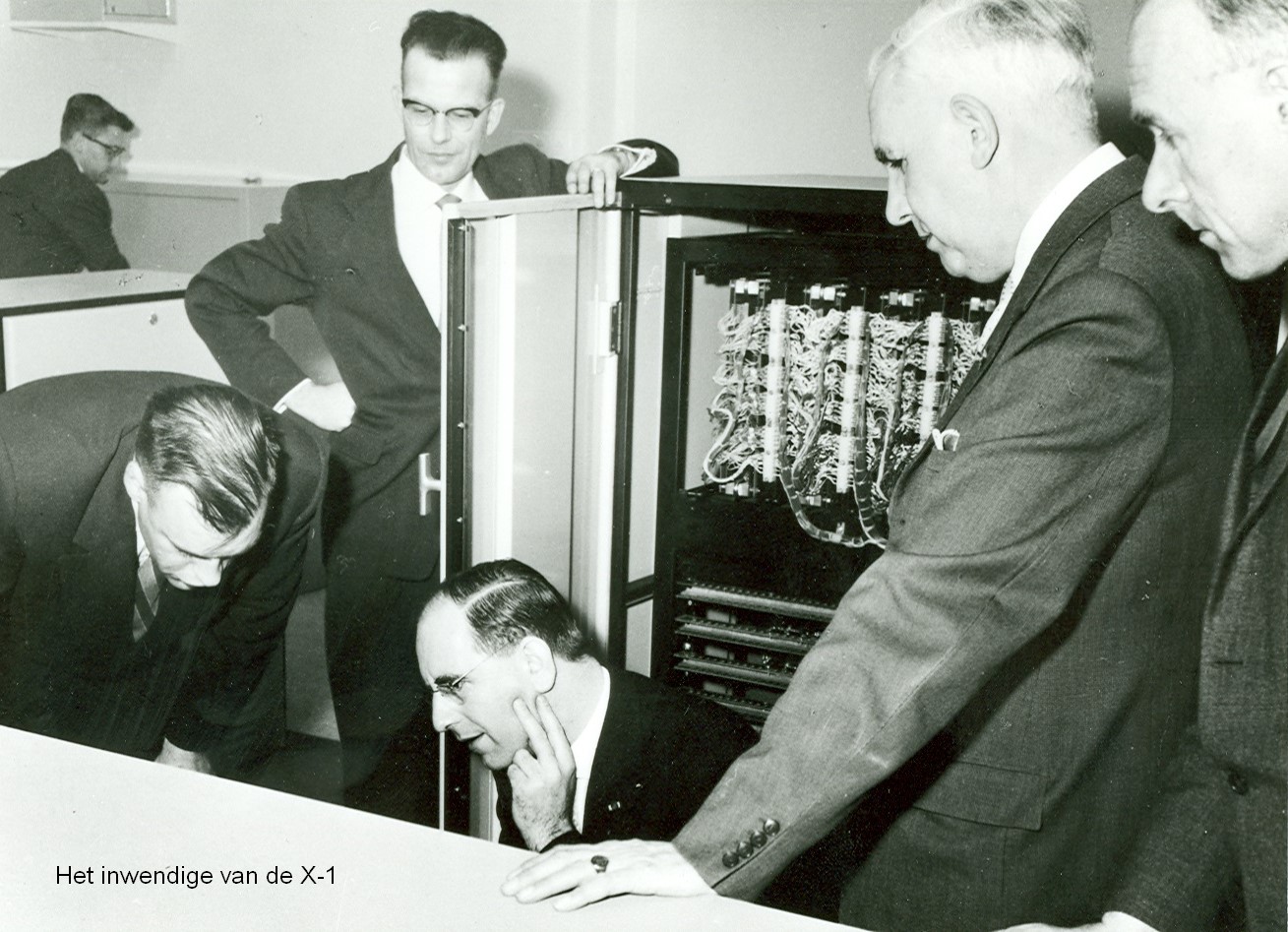 Minister de Pous bekijkt X1 computer met rechts op de foto directeur CBS Idenburg