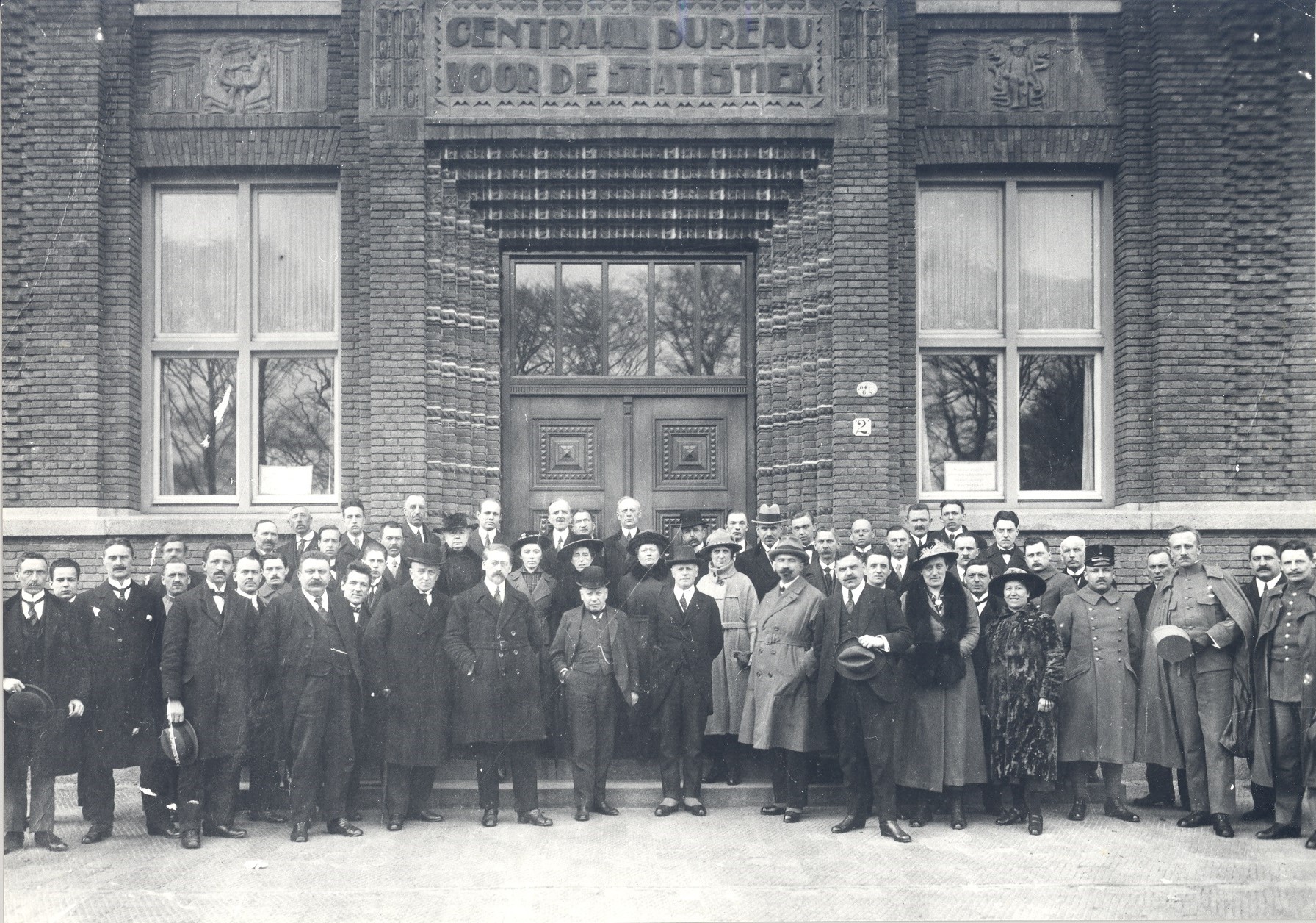 CBS employees in front of the building on Oostduinlaan, with Director Methorst