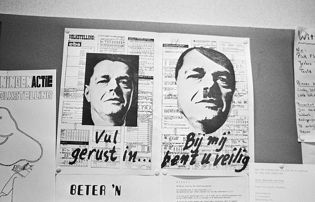Affiches tegen volkstelling met afbeelding van man met hitlersnor