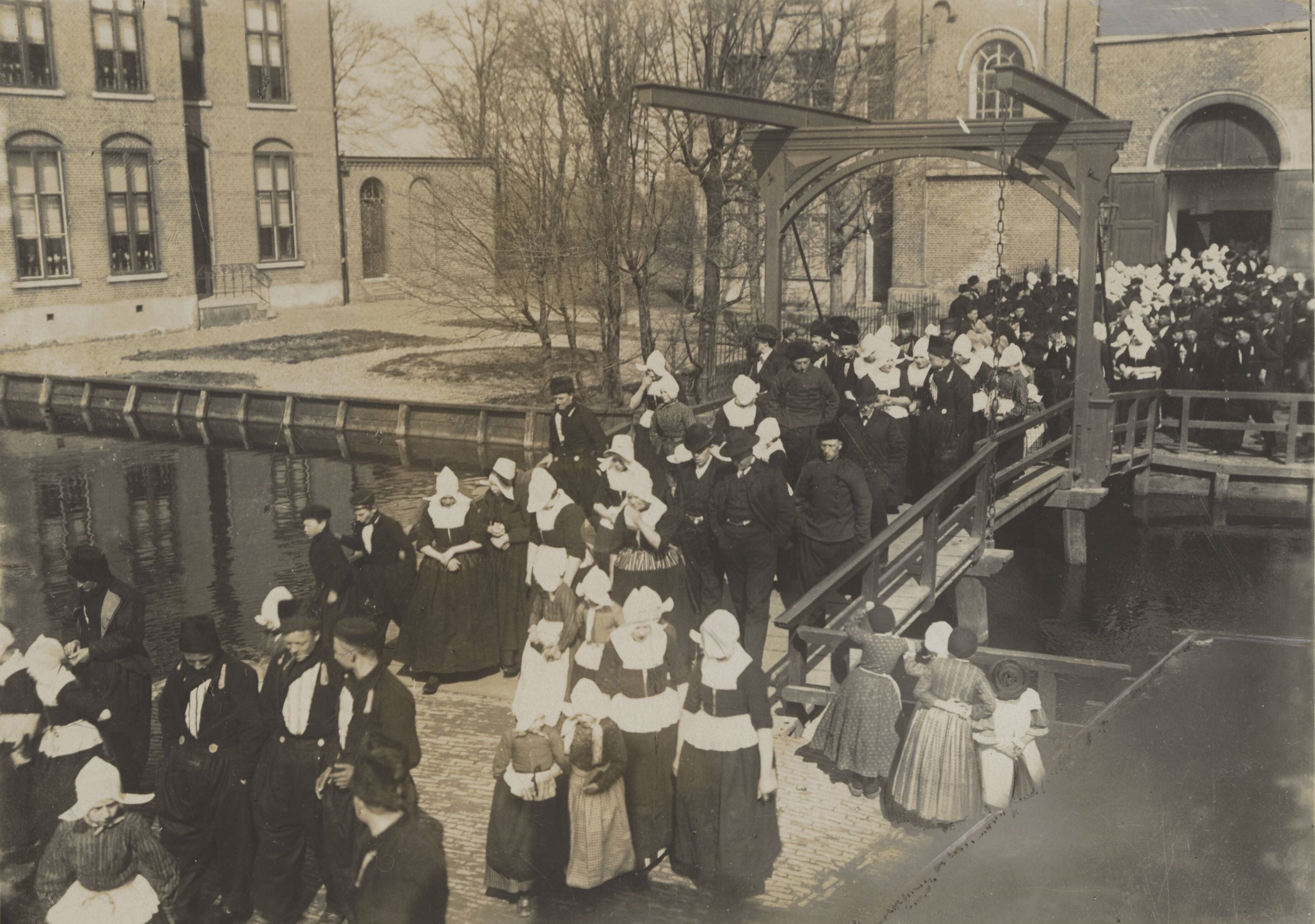 1922 - Kerkgangers verlaten een kerk in Volendam tijdens Pasen