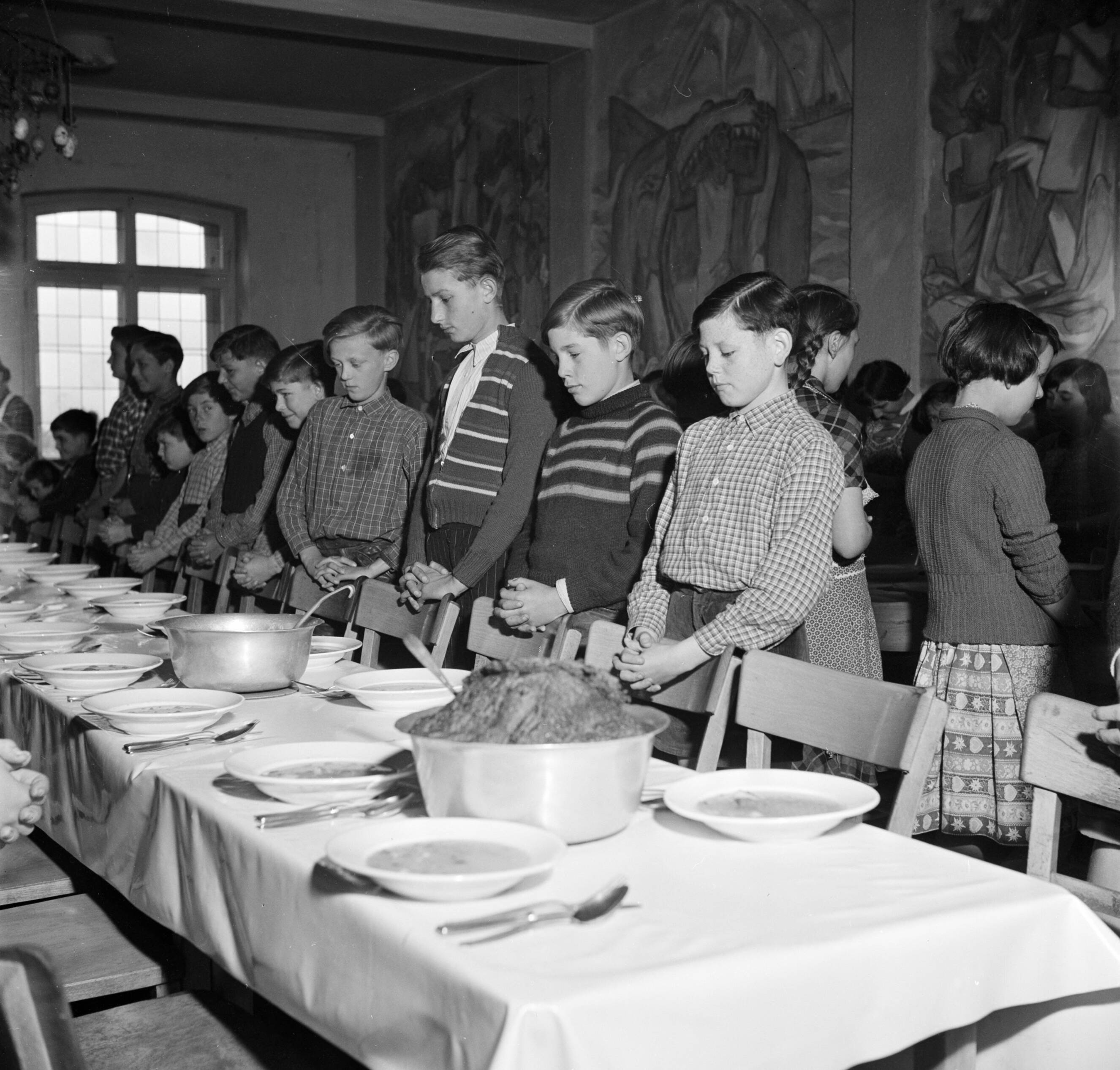 1955 - Schipperskinderen bidden voor het eten