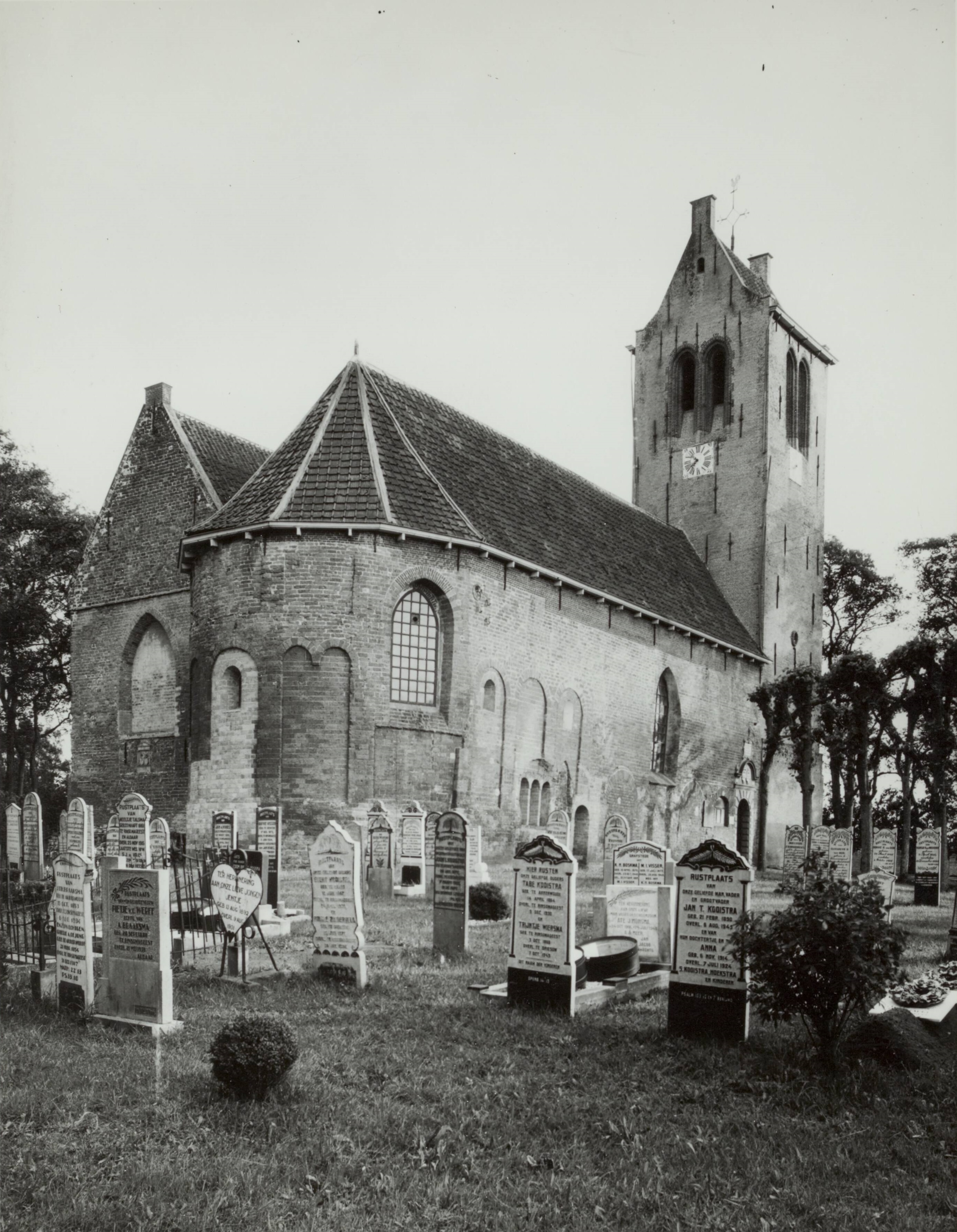 De Ned. herv. kerk met toren van Rinsumageest in Friesland. Gezien vanuit het noordoosten met een deel van de begraafplaats