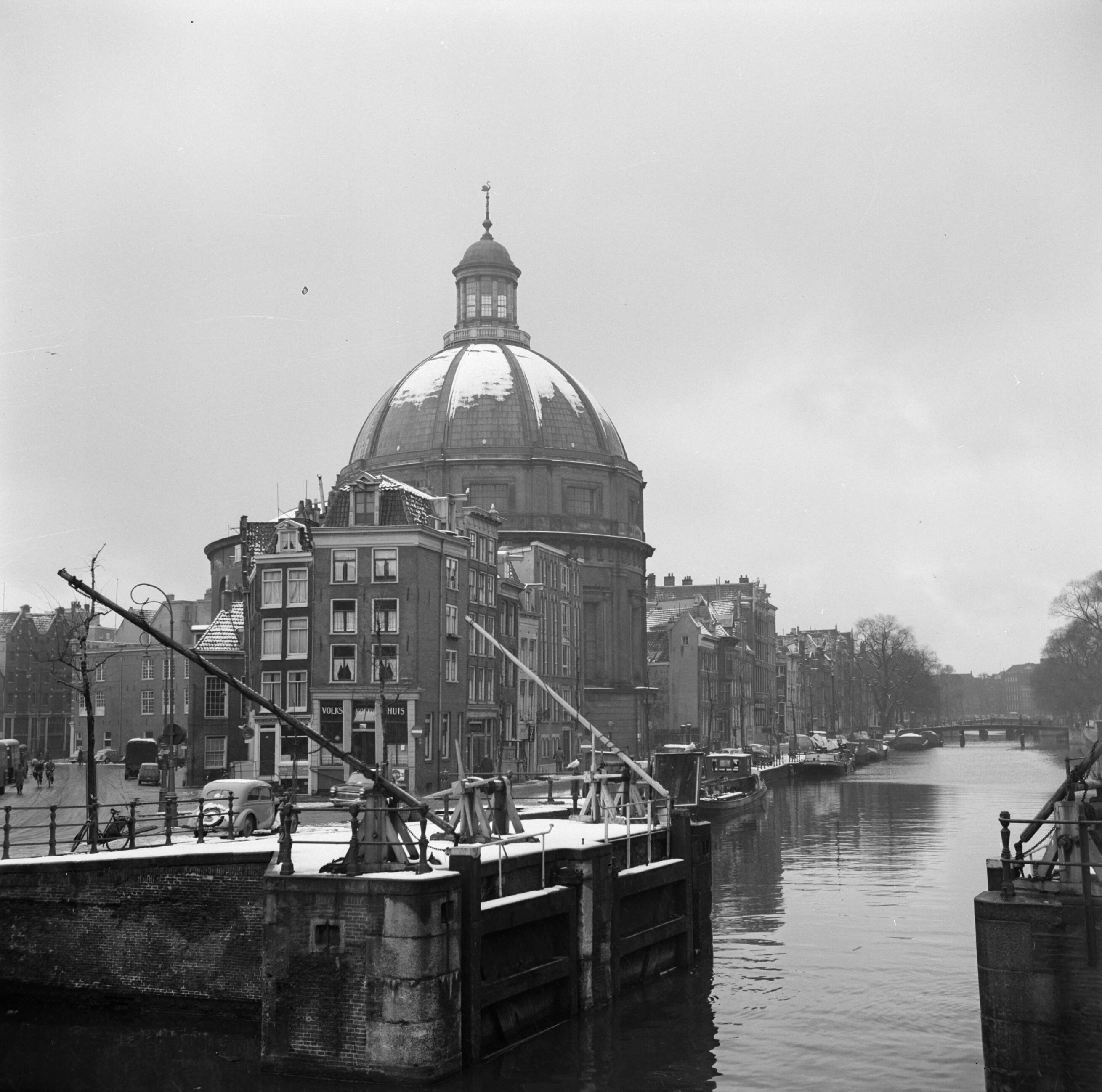 1955 - Ronde Lutherse kerk met besneeuwde koepel aan het Singel vanaf de Haarlemmersluis