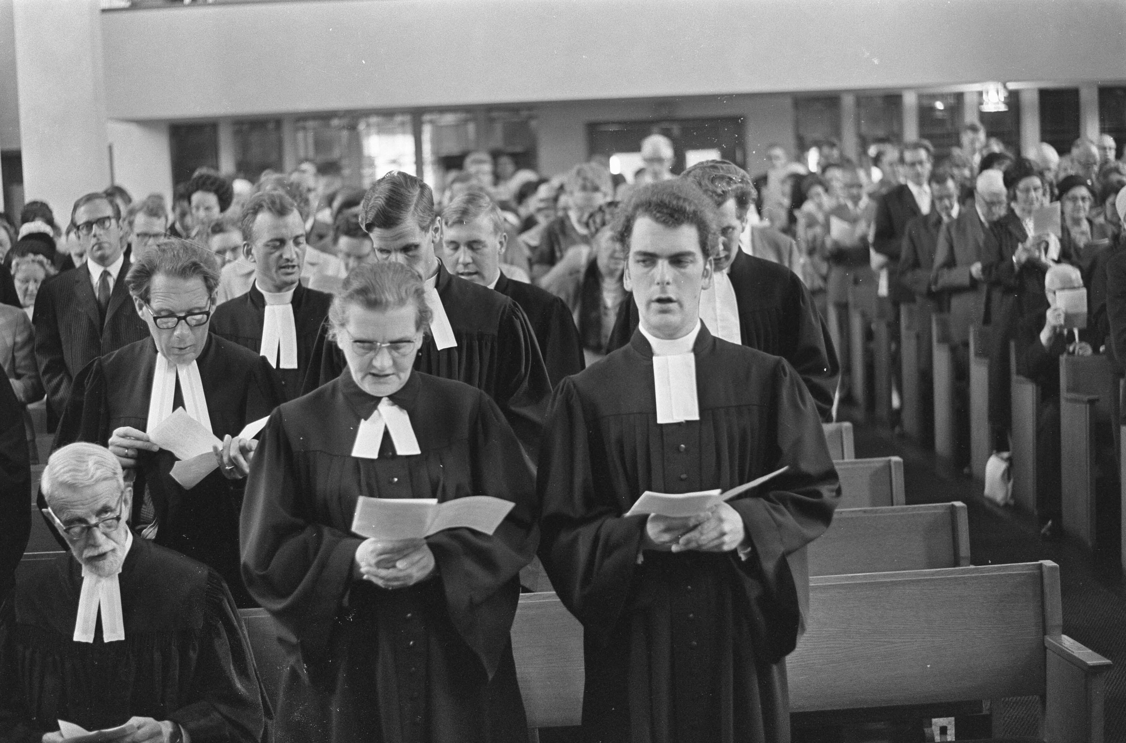 1967 - Moeder en zoon tegelijk tot predikant bevestigd, links mevrouw Mara Mostert Schencklaar en rechts zoon Gerard Johan Mostert
