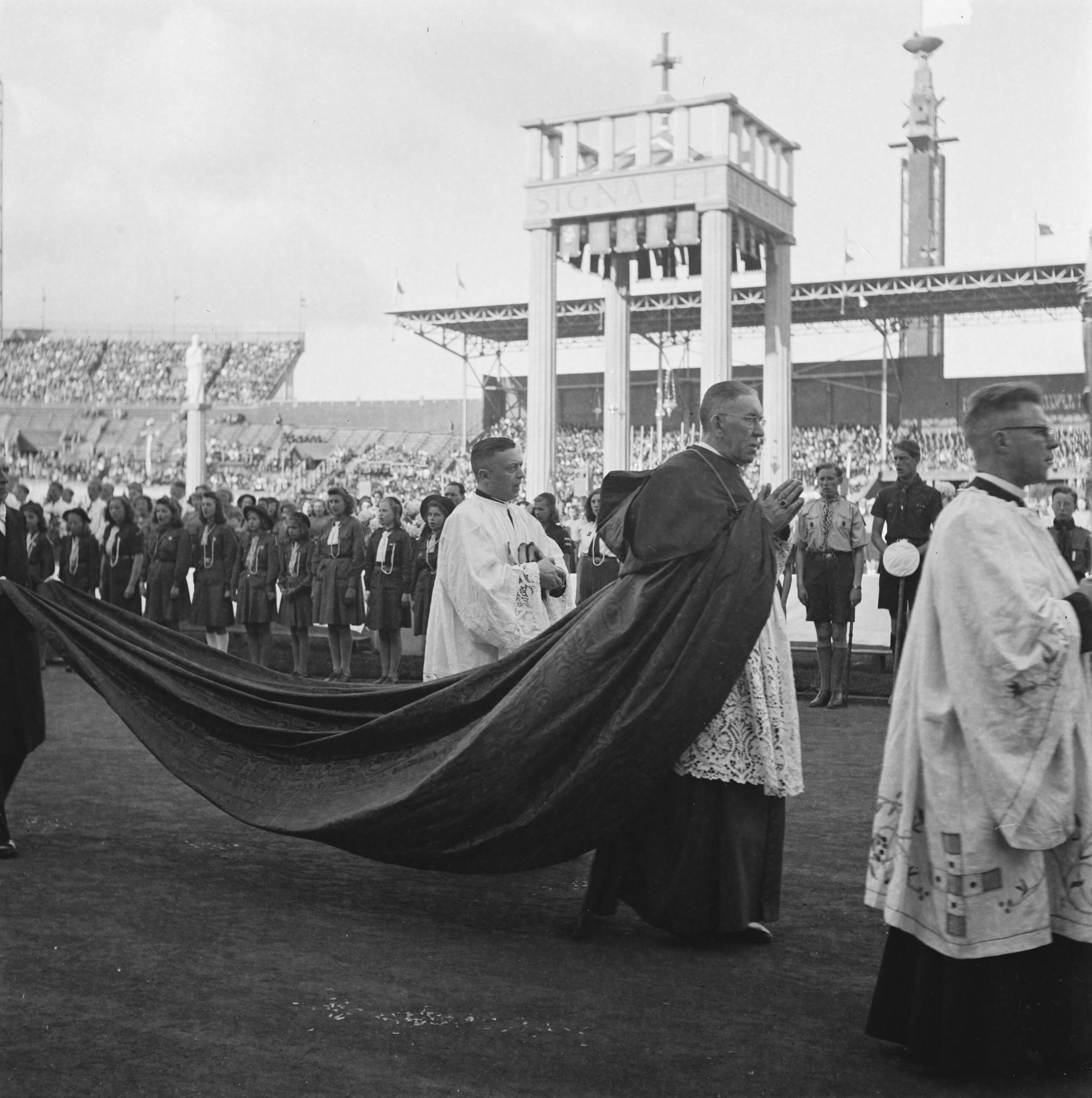1946 - Pontificale mis in het Olympisch Stadion t.g.v. viering 6 eeuwen Katholiek Amsterdam [Het Mirakel van Amsterdam]