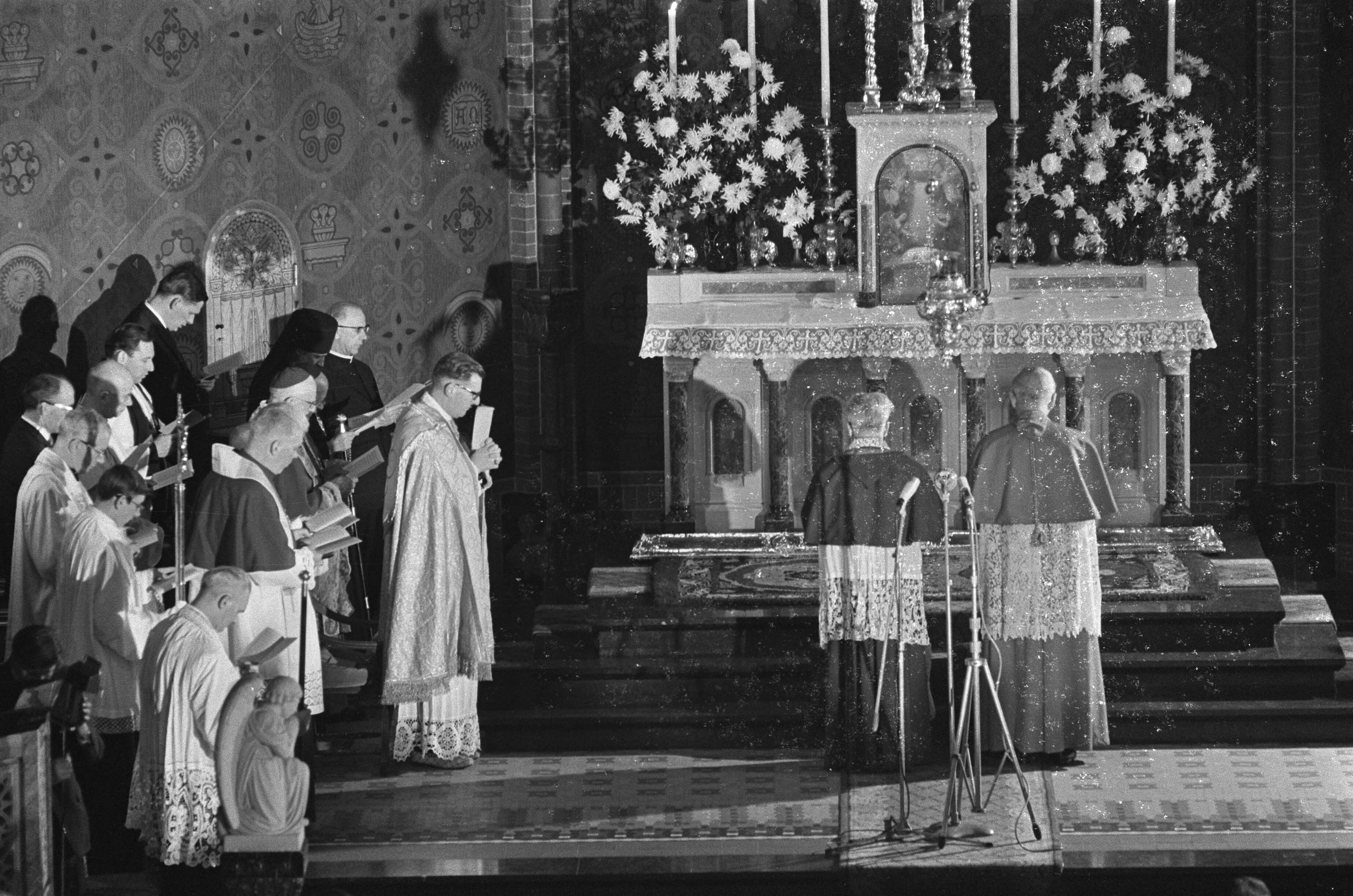 1966 - Utrecht. St. Gertrudiskathedraal. Vesper gehouden op 7 november 1966.Aartsbisschop Rinkel en Kardinaal Alfrink voor het altaar