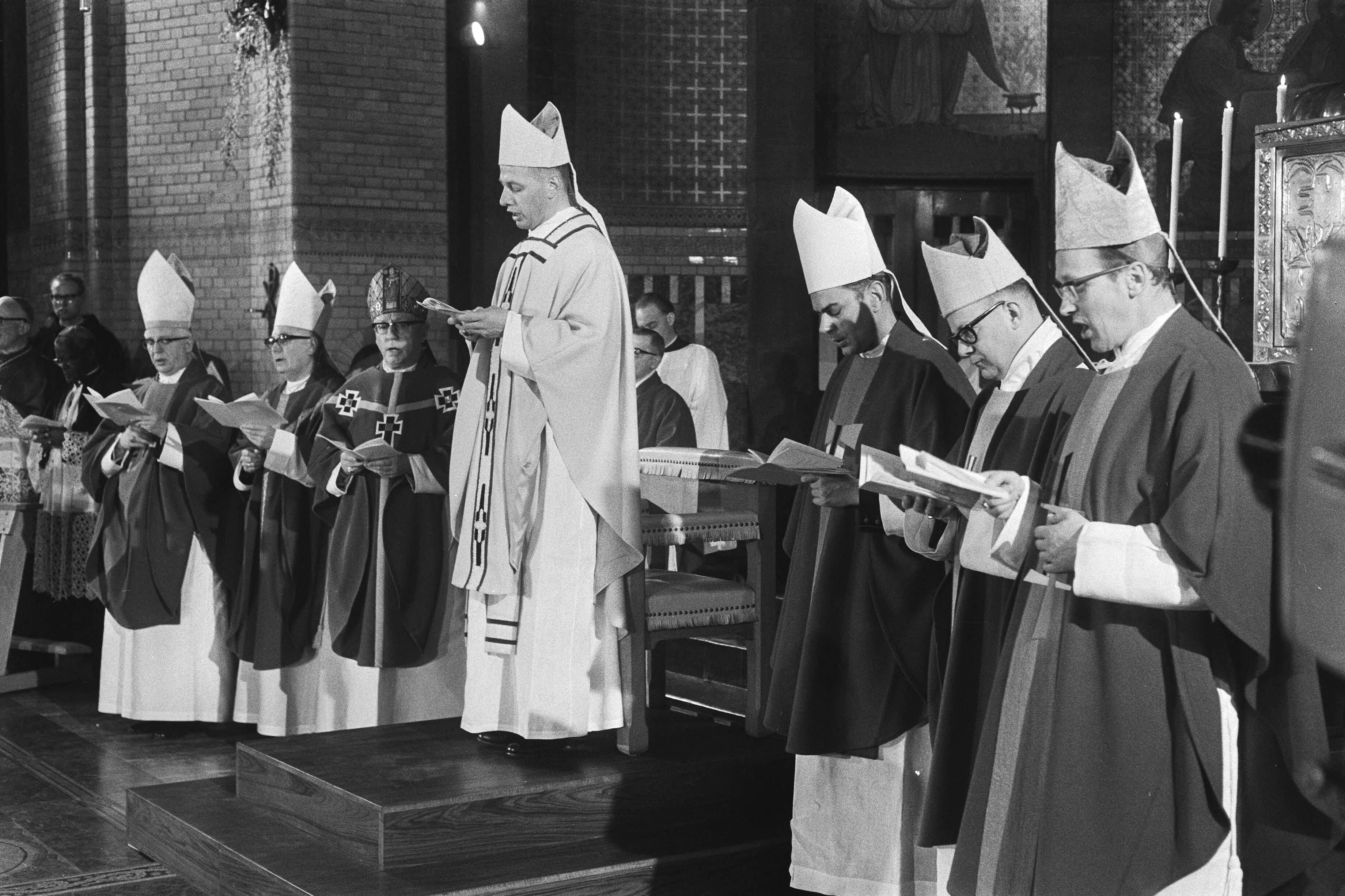 1971 - Bisschopswijding van mgr. Simonis in de Laurentius & Elisabeth-kathedraal te Rotterdam