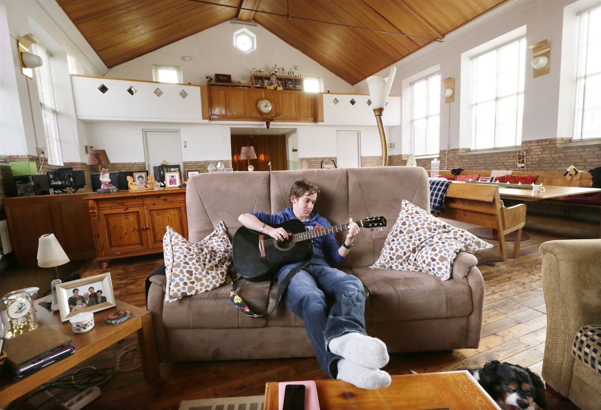 Jongere woont in voormalig kerkgebouw en speelt gitaar