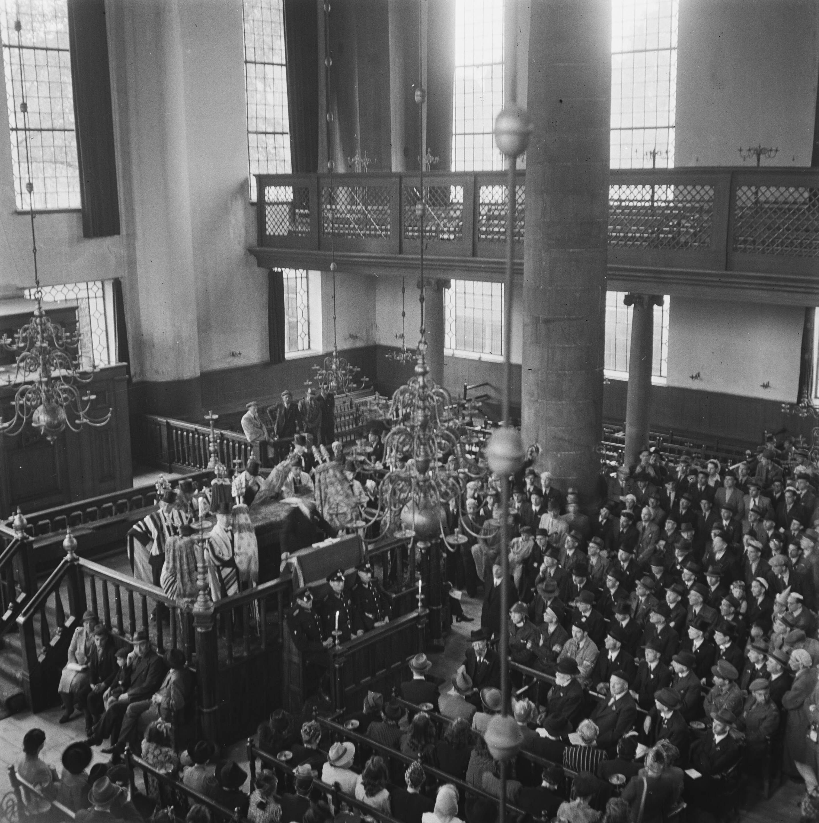 1946 - Eerste plechtige dienst in de Portugese Synagoge in Amsterdam