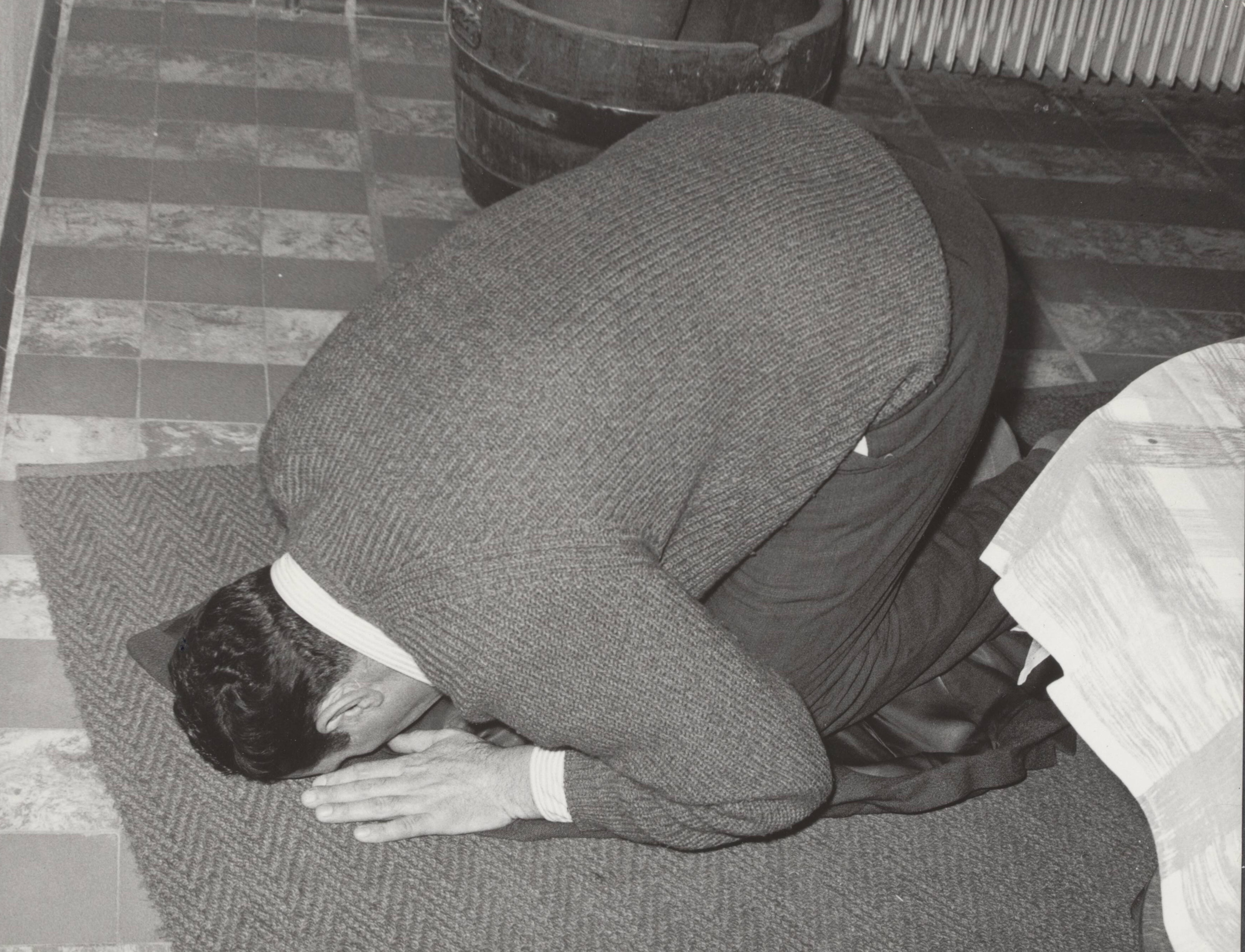 1955 - Mohammedaanse Turkse gastarbeider bidt in de Marechausseekazerne te Badhoevedorp