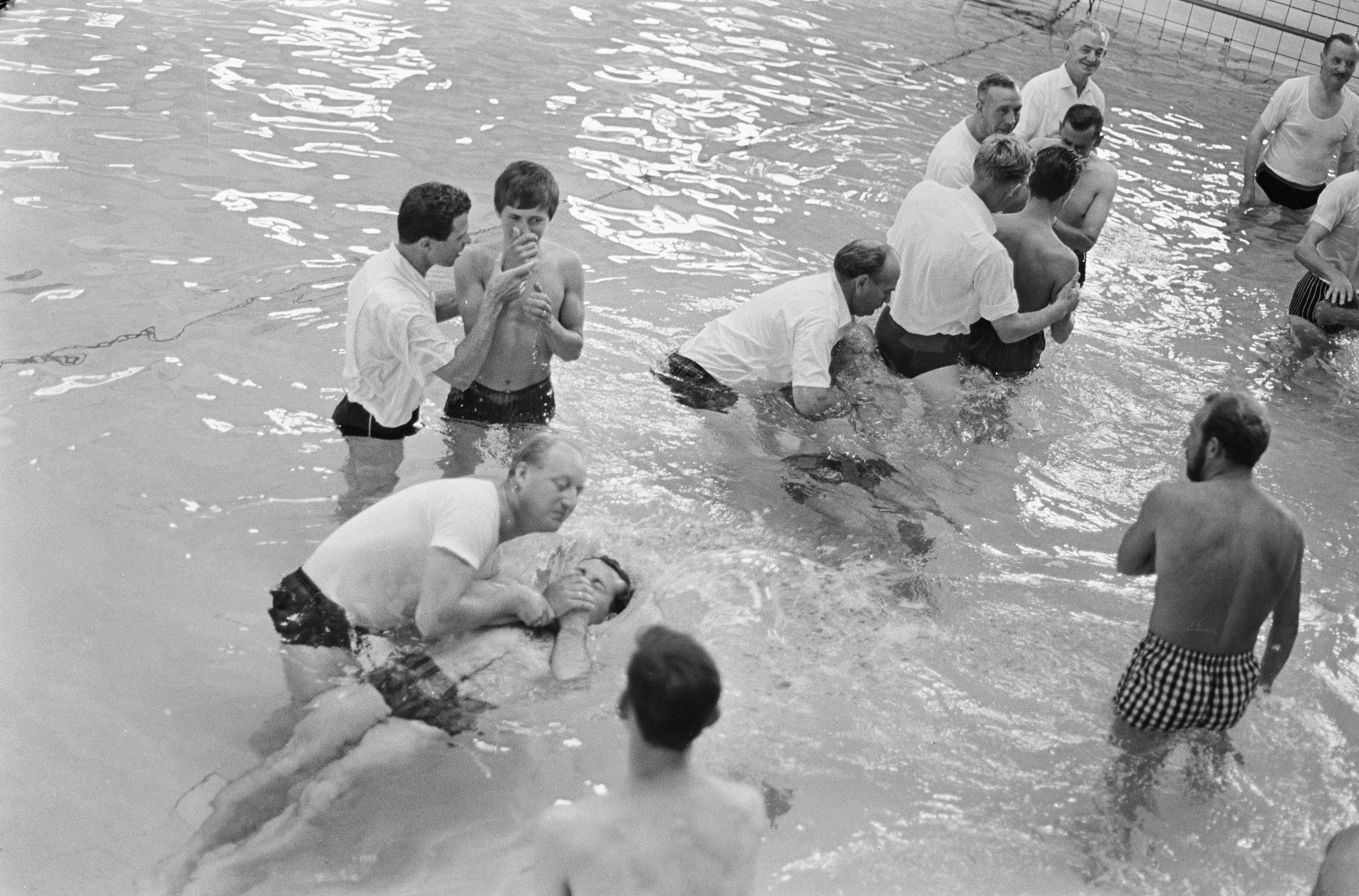 1966 - Doopplechtigheid in Zuiderbad in Amsterdam van Jehova-getuigen