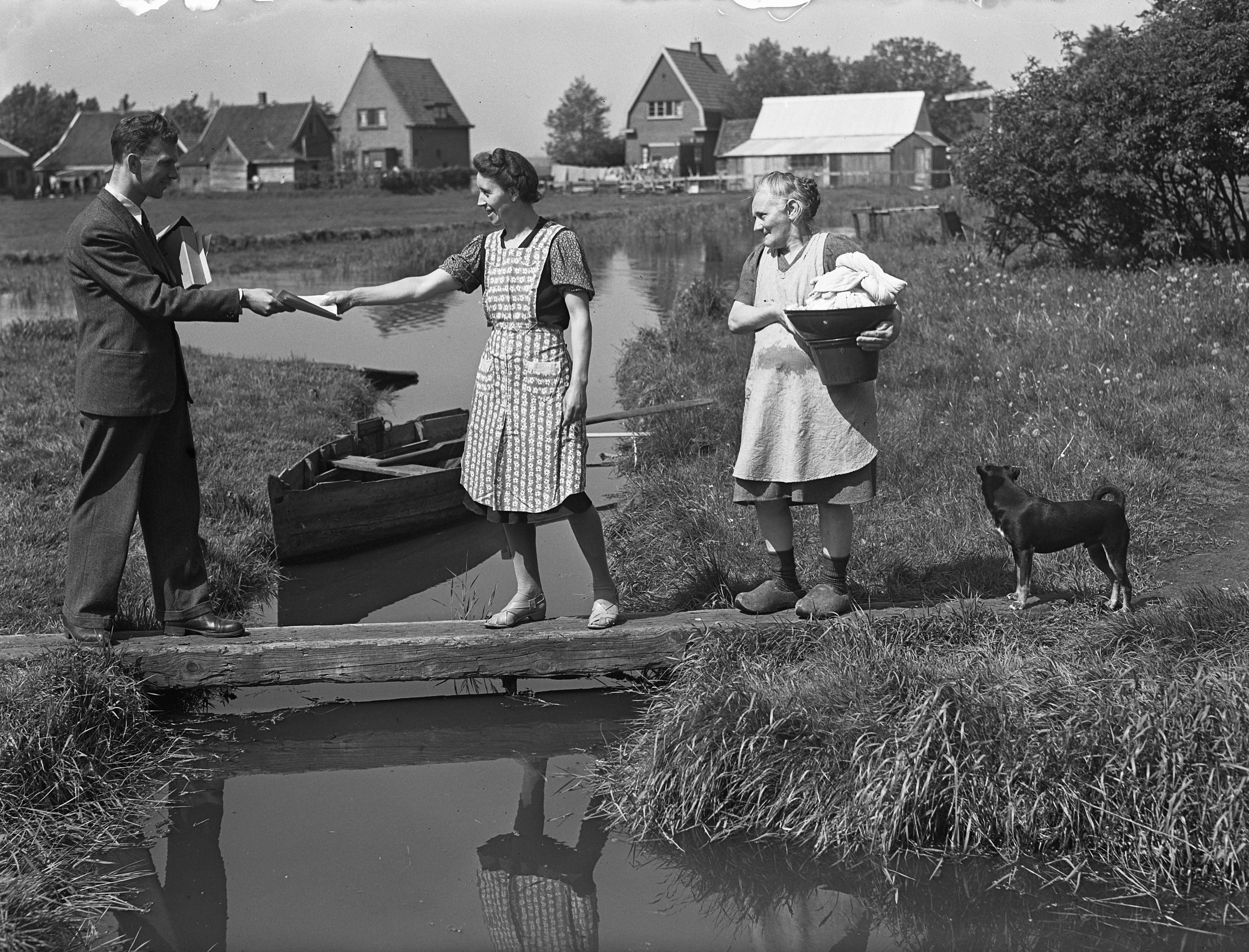 12e volkstelling 1947, CBS-man overhandigt formulier aan boerin in plattelandsomgeving