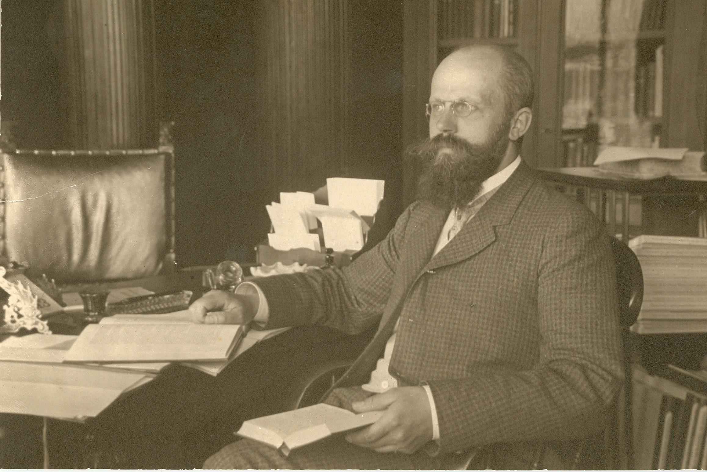 De heer dr. C.A. Verrijn Stuart, eerste directeur van het CBS